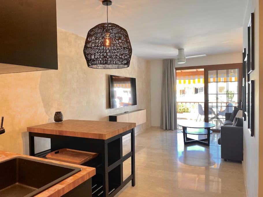Stylish & Modern 1 Bedroom Suite On Frontline Of Playa Del Duque أذيخي المظهر الخارجي الصورة